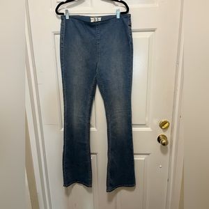 We The Free Pull on Flare Jeans Size 31